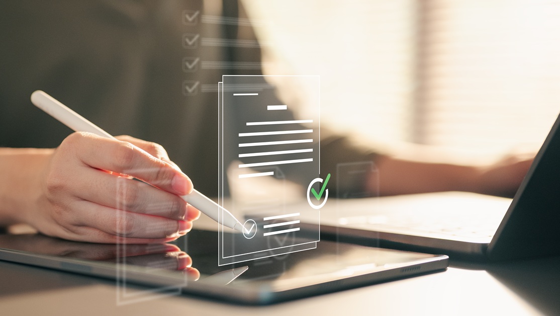 Person nutzt einen digitalen Stift auf einem Tablet. Darüber eingeblendete Symbole für Dokumente, Checklisten und Bestätigungen veranschaulichen digitale Dokumentenverwaltung und elektronische Datenverarbeitung.